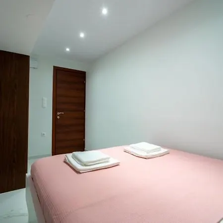 Modern Up To 6 People With Parking Apartment *